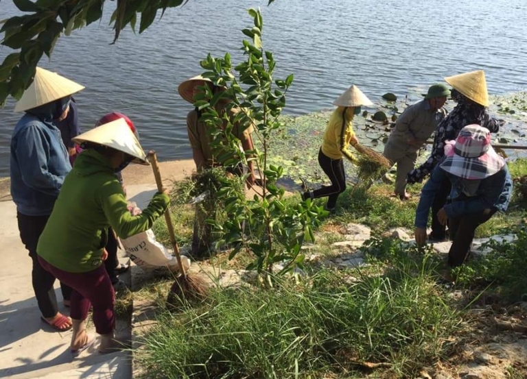 Chị em phụ nữ huyện Lệ Thủy tham gia dọn dẹp vệ sinh môi trường hai bên bờ sông Kiến Giang.