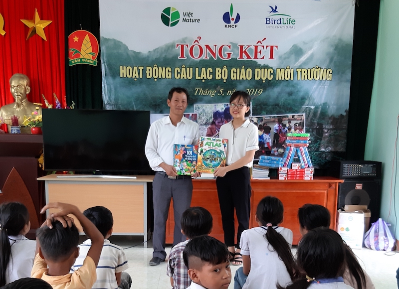 Đại diện Dự án Nâng cao năng lực GDMT trong nhà trường và cộng đồng tặng sách cho Trường tiểu học Kim Thủy
