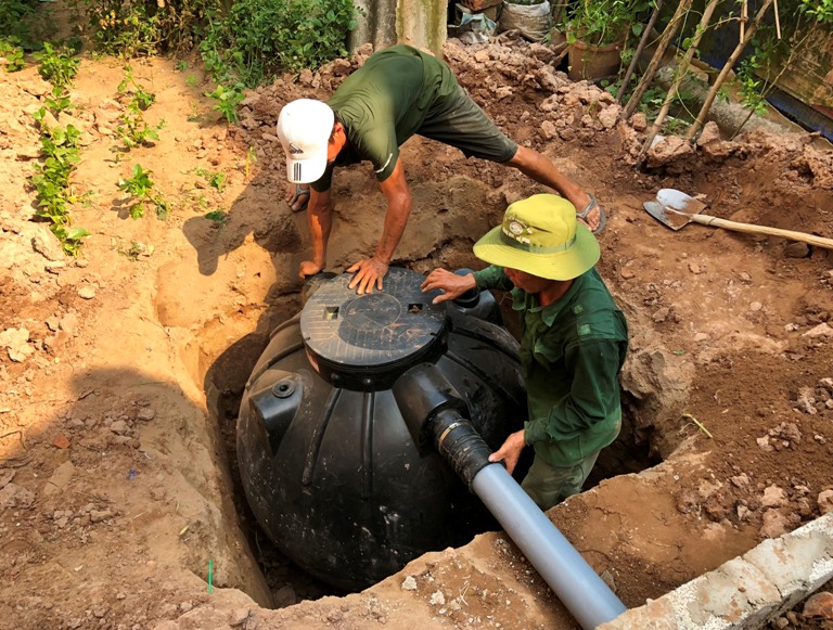 54 nhà vệ sinh tự hoại cho người dân thôn Phong Nha đang được Công ty TNHH Oxalis triển khai xây dựng.