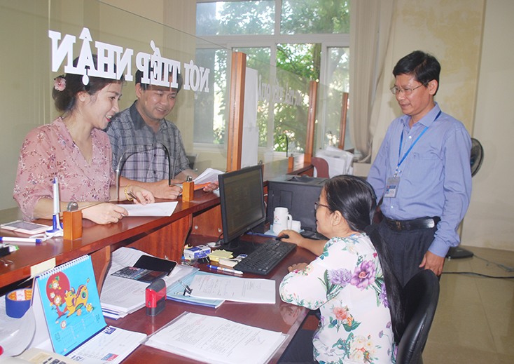 Bộ phận giao dịch một cửa Cục Thuế tỉnh Quảng Bình tiếp nhận hồ sơ người nộp thuế.