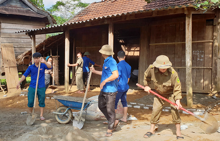 Các tổ chức đoàn thể hỗ trợ xây dựng và sửa chữa nhà ở cho đồng bào dân tộc người Mã Liềng ở xã Lâm Hóa