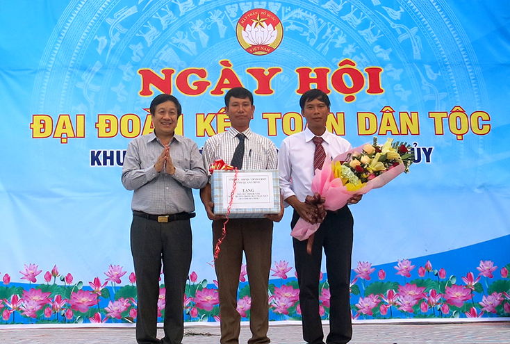 Đồng chí Phó Chủ tịch Thường trực UBND tỉnh tặng quà cho khu dân cư Phú Thọ, xã Phú Thủy nhân ngày hội Đại đoàn kết dân tộc.