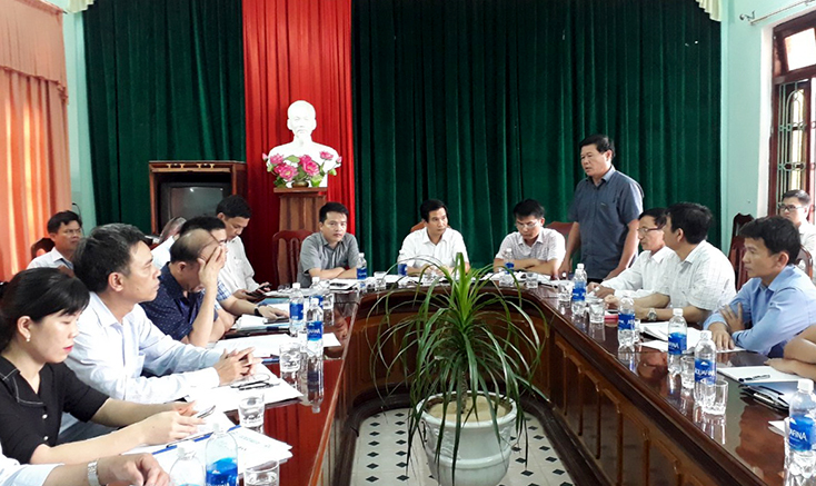 Lãnh đạo Ủy ban MTTQVN huyện Lệ Thủy tham gia giải quyết các vấn đề vướng mắc liên quan đến đất đai trên địa bàn thị trấn Nông trường Lệ Ninh.