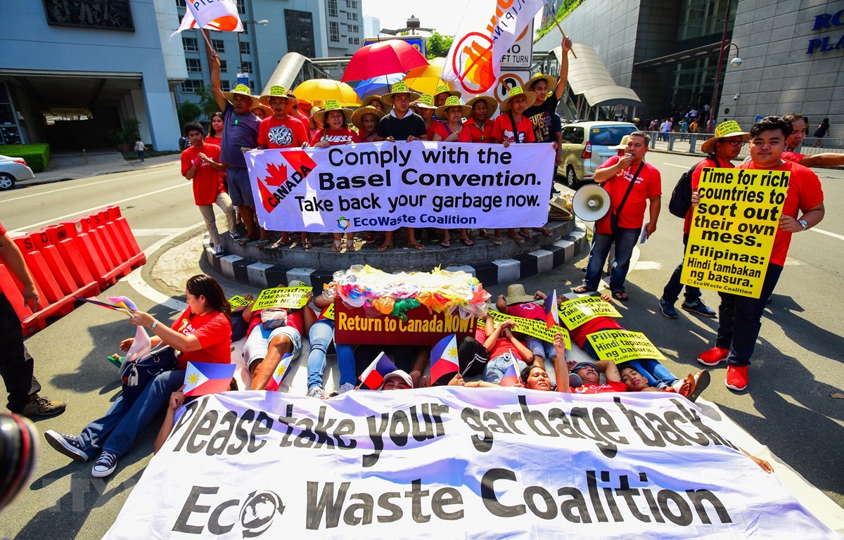 Các nhà hoạt động môi trường biểu tình bên ngoài Đại sứ quán Canada ở thủ đô Manila, ngày 21-5, yêu cầu Canada nhanh chóng chuyển rác thải khỏi Philippines. (Ảnh: AFP/TTXVN)