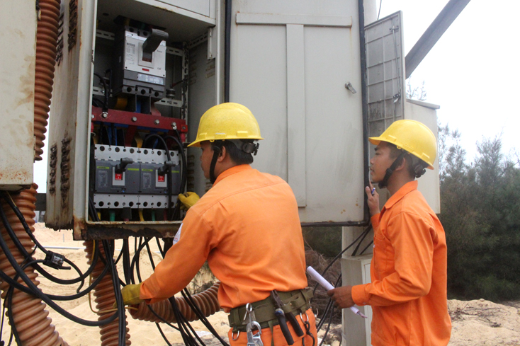 Công nhân PC Quảng Bình kiểm tra chỉ số công tơ tổng đối với khách hàng có chỉ số tiêu thụ điện lớn.