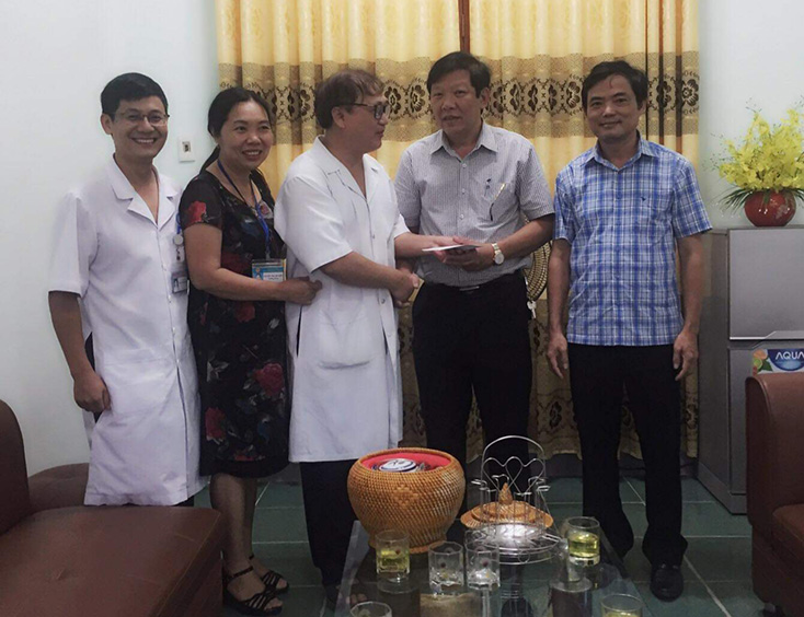 Công đoàn ngành Y tế tặng quà cho đoàn viên có hoàn cảnh khó khăn ở Bệnh viện đa khoa huyện Tuyên Hóa