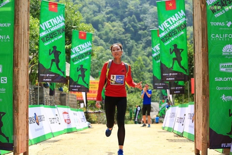  Vận động viên Lê Thị Lan (Thanh Hóa) giành chiến thắng ở cự ly 10km nữ. (Ảnh: Hoa Mai/TTXVN)