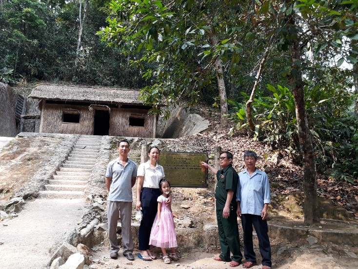 Du khách chụp ảnh lưu niệm tại lán Đại tướng khi tham quan khu di tích Sở chỉ huy chiến dịch Điện Biên Phủ tại xã Mường Phăng, Điện Biên.