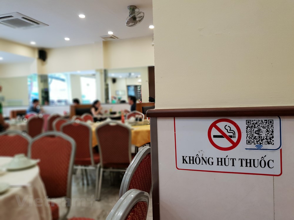  Nhiều nơi thực hiện nghiêm quy định về cấm hút thuốc lá. (Ảnh: PV/Vietnam+)