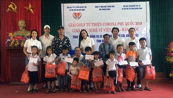 Trao học bổng cho trẻ em nghèo vượt khó tại huyện Bố Trạch.
