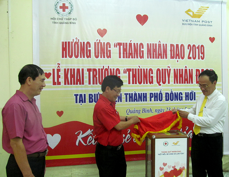 Lãnh đạo Bưu điện tỉnh và Hội Chữ thập đỏ khai trương đặt thùng Quỹ nhân đạo.