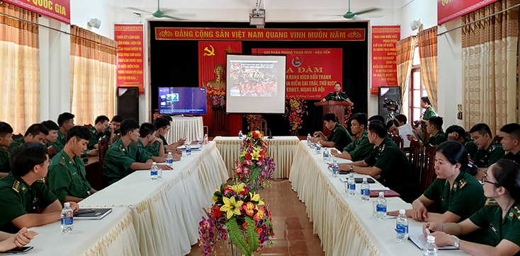 Các cán bộ, chiến sỹ BĐBP tỉnh tham gia buổi tọa đàm về đấu tranh với các quan điểm sai trái trên internet, mạng xã hội.