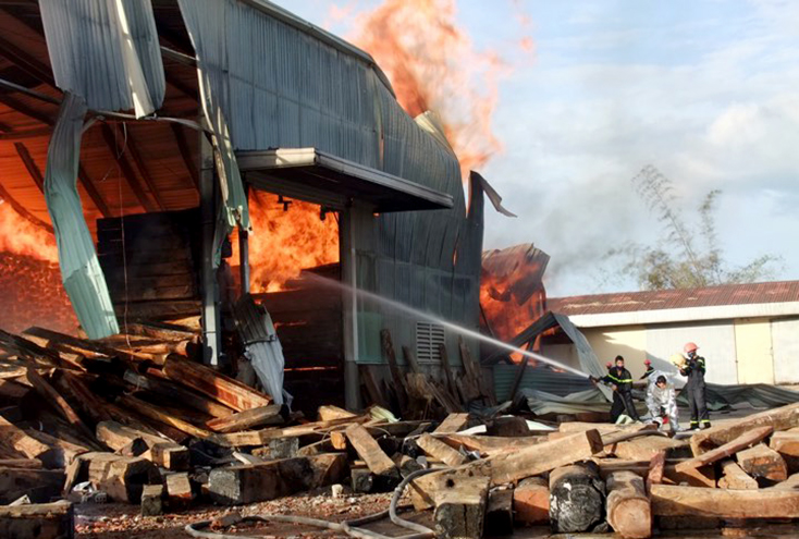 Vụ cháy kho gỗ quý của 1 doanh nghiệp trên địa bàn Đồng Hới trong năm 2018 gây thiệt hại lớn.   