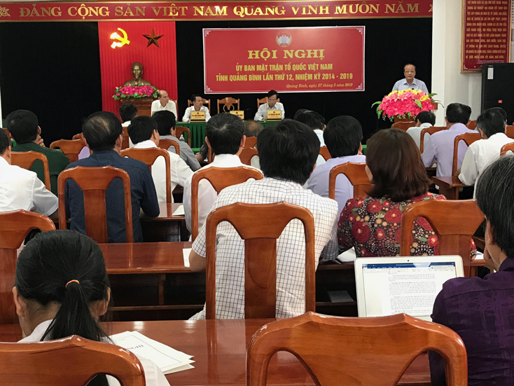 Đồng chí Chủ tịch Ủy ban MTTQVN tỉnh Trần Văn Tuân phát biểu tại hội nghị