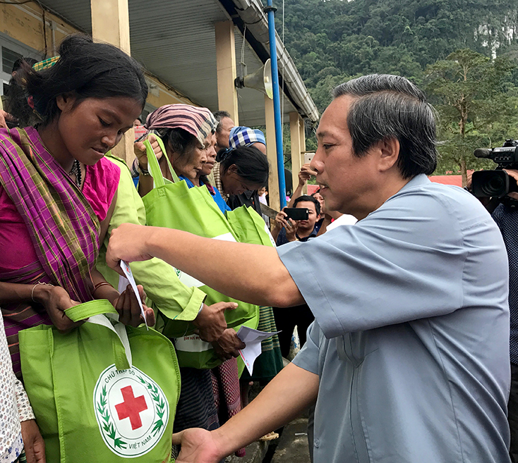 Đồng chí Bí thư Tỉnh ủy Hoàng Đăng Quang thăm và tặng quà cho đồng bào A Rem tại xã Tân Trạch, huyện Bố Trạch.