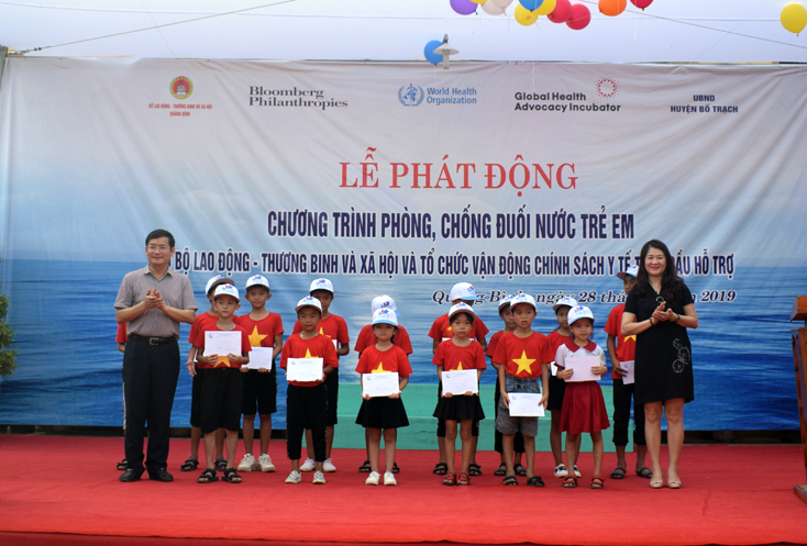 Đồng chí Trần Tiến Dũng, Phó chủ tịch UBND tỉnh trao quà của Quỹ Bảo trợ trẻ em tỉnh cho học sinh có hoàn cảnh khó khăn của trường tiểu học số 1 Thanh Trạch. 
