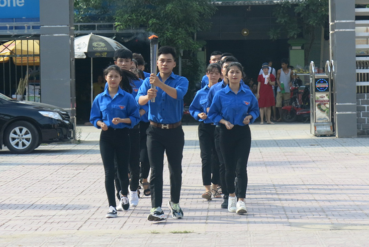 Màn rước đuốc truyền thống được các bạn đoàn viên thanh niên ưu tú rước từ Di tích lịch sử Tiếng trống Ninh Châu về trường THPT Ninh Châu