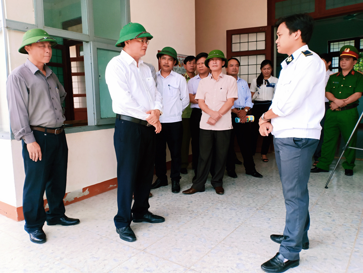 Đồng chí Lê Minh Ngân, Tỉnh ủy viên, Phó Chủ tịch UBND tỉnh cùng đoàn công tác kiểm tra tại chốt kiểm dịch động vật tạm thời Nam Quảng Bình.