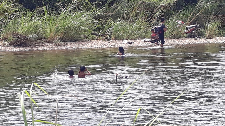 Trẻ em tắm sông, suối mà không có sự giám sát của người lớn luôn tiềm ẩn nguy cơ bị đuối nước.
