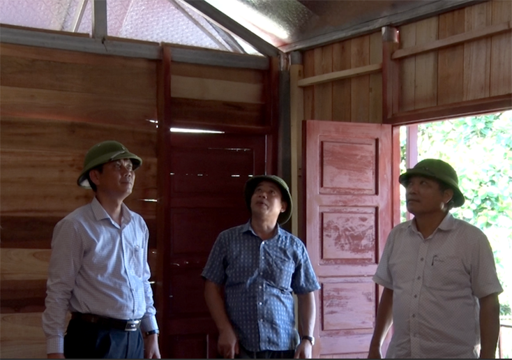 Đồng chí Phó Bí thư Thường trực Tỉnh ủy Trần Thắng kiểm tra tiến độ làm nhà ở tại xã Trọng Hóa.