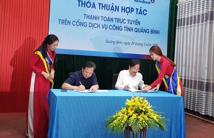 Đại diện lãnh đạo UBND tỉnh Quảng Bình và VietinBank ký kết biên bản thỏa thuận hợp tác TTTT.
