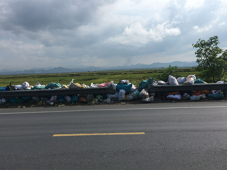 Nhiều bãi rác tràn xuống cả lòng đường gây mất an toàn giao thông.