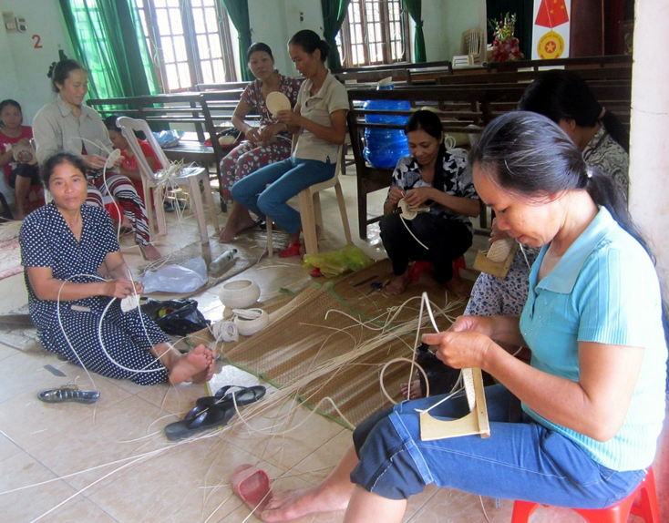 Rất nhiều chị em phụ nữ xã Phong Thủy (huyện Lệ Thủy) thoát nghèo nhờ nghề đan lát.