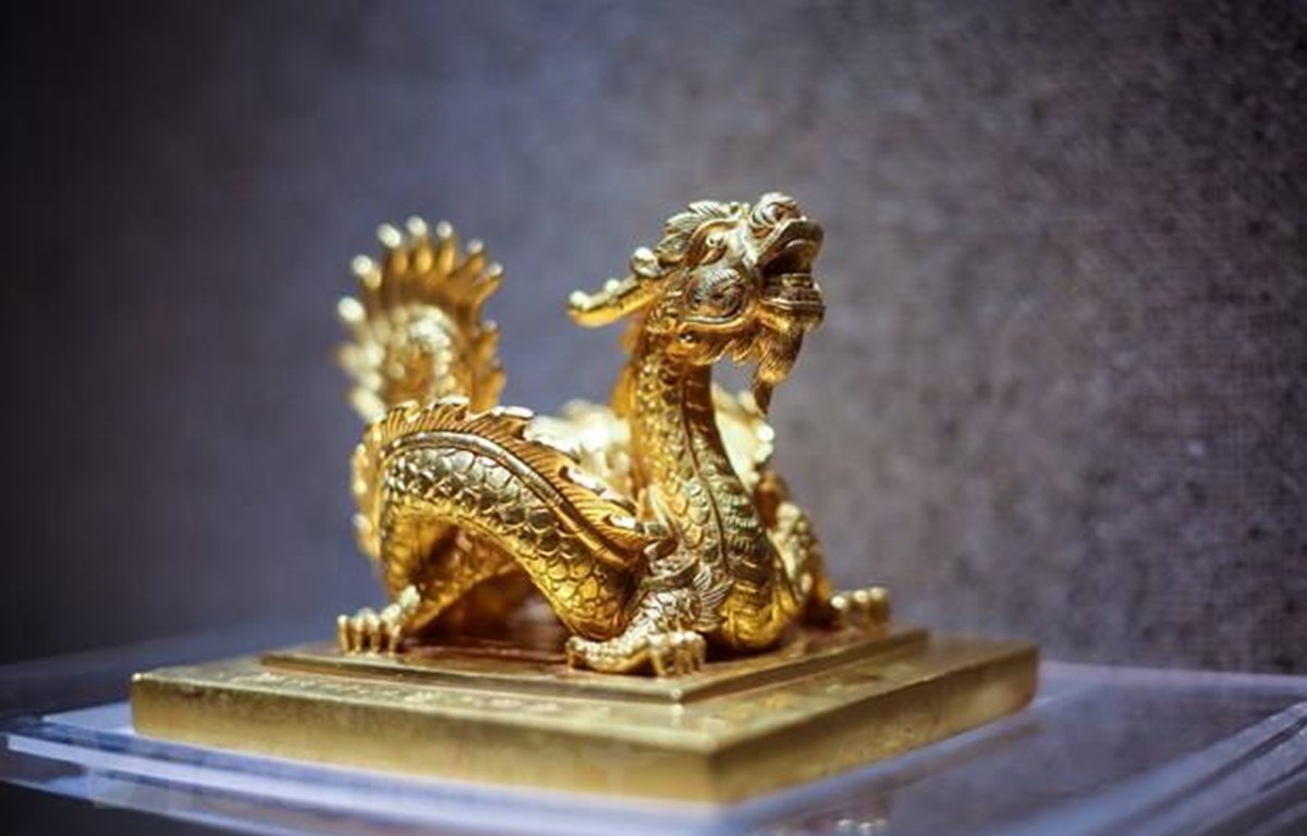 Ấn có núm hình rồng cuốn, biểu trưng cho quyền lực nhà Nguyễn. Hiện vật có giá trị đặc biệt trong sưu tập kim bảo triều Nguyễn, đã được công nhận là bảo vật quốc gia. (Ảnh minh họa: Vietnam+)