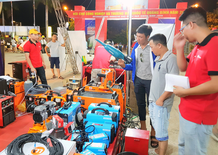 Sản phẩm điện máy, cơ khí công nghiệp của Công ty TNHH thương mại và sản xuất Xuân Minh (xã Đức Ninh, TP. Đồng Hới) được nhiều khách hàng tìm hiểu, chọn mua.