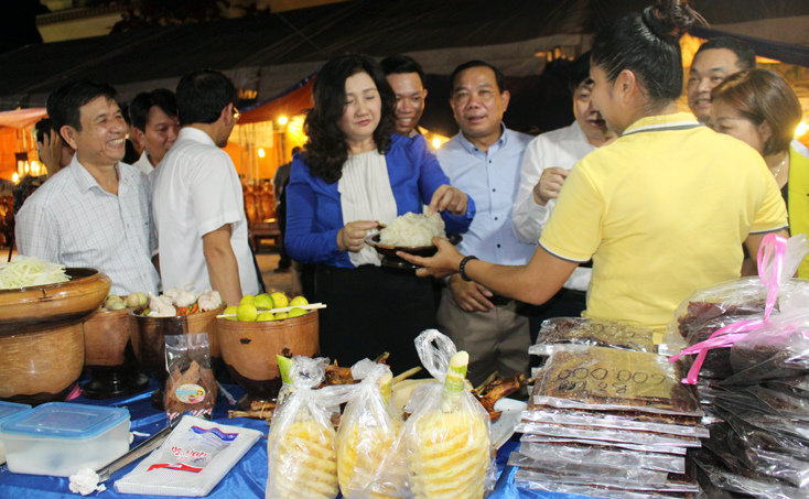 Gian hàng ẩm thực Lào, Thái Lan tham gia hội chợ.