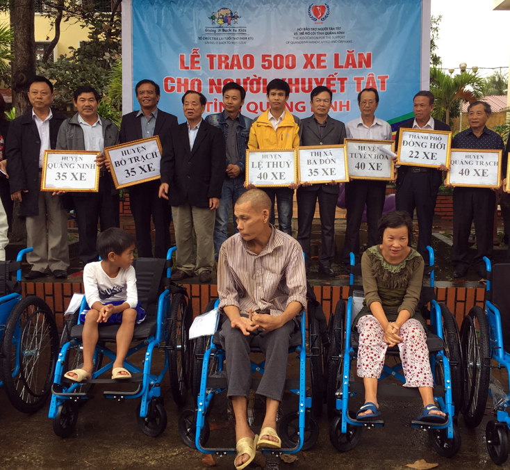 Hội Bảo trợ người tàn tật và trẻ mồ côi đã trao tặng nhiều xe lăn cho người khuyết tật trên địa bàn tỉnh.