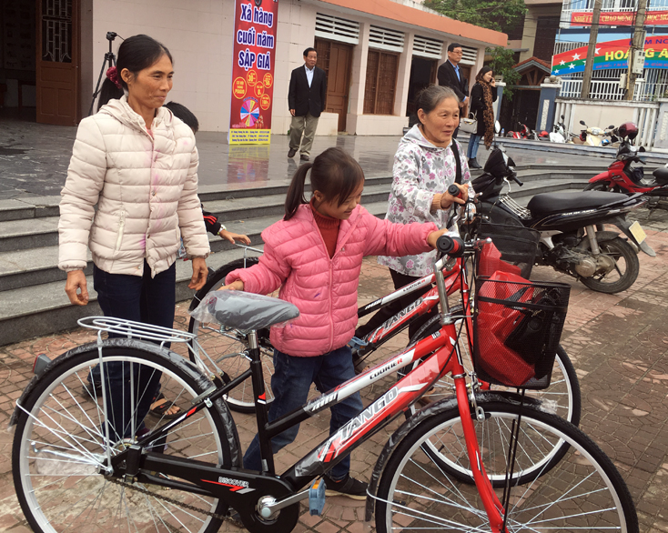 Nhờ có chiếc xe đạp, trẻ em mồ côi, có hoàn cảnh khó khăn không còn phải đi bộ đến trường.