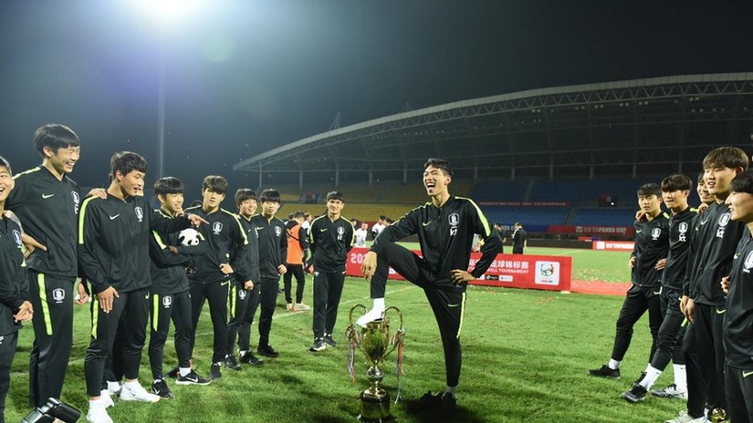   Cầu thủ U18 Hàn Quốc giẫm chân lên cúp vô địch Panda Cup 2019. (Nguồn: Sina)