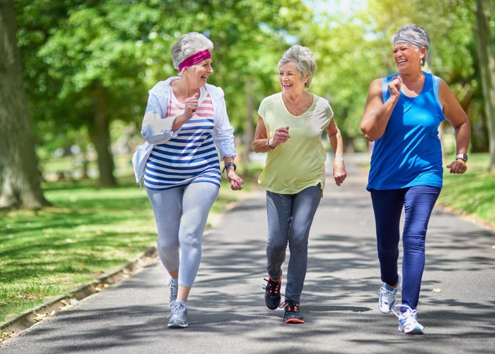  Đi bộ 7.500 bước mỗi ngày là đủ để giúp giảm nguy cơ tử vong ở phụ nữ lớn tuổi. (Nguồn: medicalnewstoday.com)
