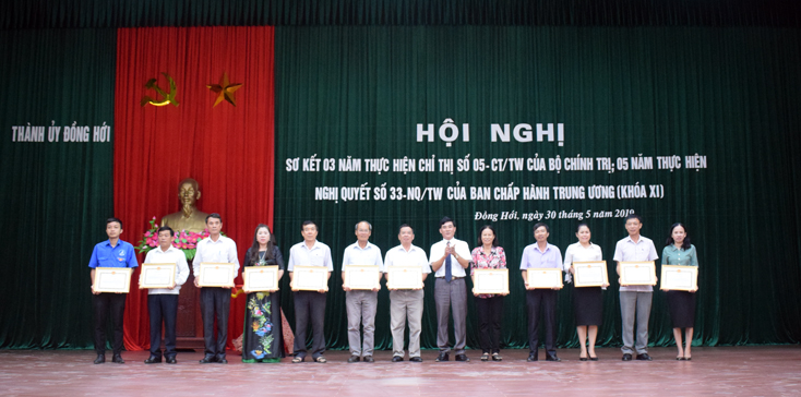 Thành ủy Đồng Hới đã khen thưởng 12 tập thể điển hình trong học tập và làm theo tư tưởng, đạo đức, phong cách Hồ Chí Minh.
