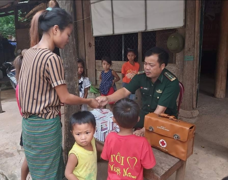 Cán bộ chiến sỹ Đồn Biên phòng Cửa khẩu quốc tế Cha Lo cấp phát thuốc miễn phí cho đồng bào dân tộc xã Dân Hóa.
