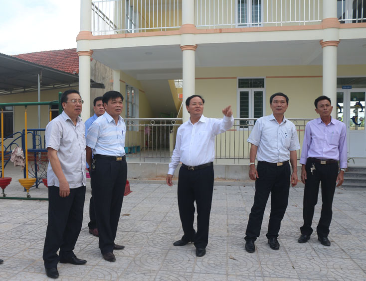 Đồng chí Lê Minh Ngân, Phó Chủ tịch UBND tỉnh kiểm tra công tác xây dựng cơ sở hạ tầng tại trường mầm non xã Nam Trạch.