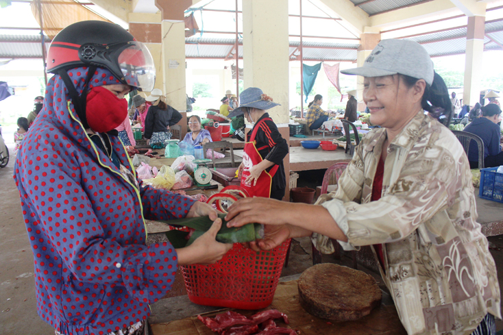 Nhiều chị em phụ nữ ở Thuận Đức dùng lá chuối, lá dong gói thực phẩm khi đi chợ.