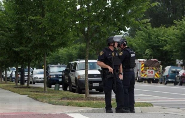 Cảnh sát Mỹ phong tỏa khu vực xảy ra vụ xả súng đẫm máu tại tòa nhà chính quyền thành phố Virginia Beach, bang Virginia ngày 31-5-2019. (Nguồn: AP/TTXVN)