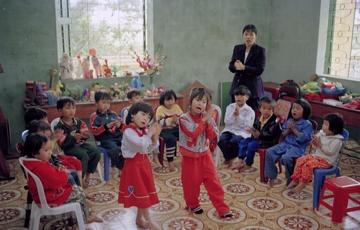 Buổi học múa hát của trẻ em huyện đảo Bạch Long Vĩ, thành phố Hải Phòng. (Ảnh: Đình Trân/TTXVN)