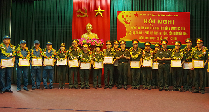 Đại tá Hoàng Xuân Vĩnh, Chính ủy Bộ CHQS tỉnh trao tặng giấy khen cho các cá nhân được tôn vinh.