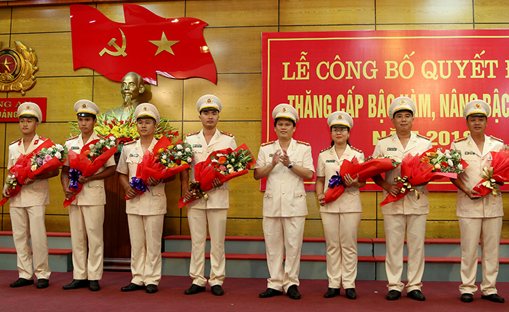 Đại tá Bùi Quang Thanh, Phó Giám đốc phụ trách Công an tỉnh gắn quân hàm cho một số CBCS Công an tỉnh được thăng cấp, nâng lương năm 2019.