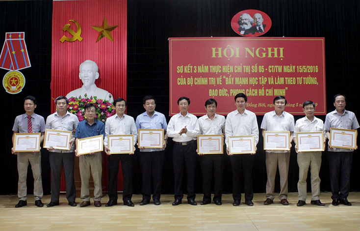 Đảng bộ Báo Quảng Bình là một trong những đơn vị được Đảng ủy Khối các cơ quan tỉnh khen thưởng về thành tích thực hiện Chỉ thị 05-CT/TW.