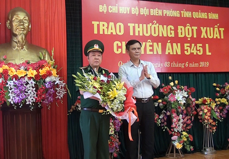 Đồng chí Trần Thắng, Phó Bí thư Thường trực Tỉnh ủy tặng hoa chúc mừng và biểu dương lực lượng BĐBP tỉnh Quảng Bình.