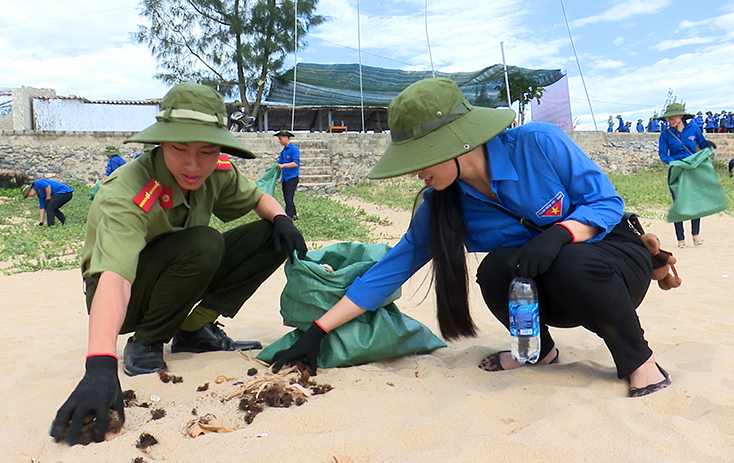 Các đoàn viên thanh niên thị xã Ba Đồn tham gia dọn vệ sinh dọc bãi biển.