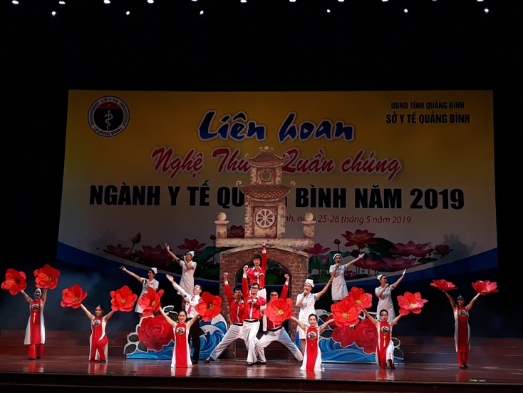 Hình ảnh Quảng Bình đổi mới được nhiều đội văn nghệ thể hiện trong chương trình biểu diễn.