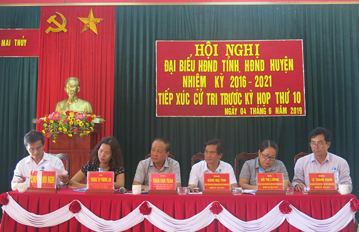 Các đại biểu HĐND tỉnh đang tiếp xúc cử tri tại xã Mai Thủy