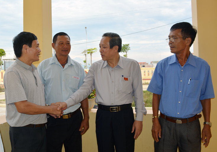 Đồng chí Hoàng Đăng Quang, Ủy viên Trung ương Đảng, Bí thư Tỉnh ủy, Chủ tịch HĐND tỉnh trò chuyện với cử tri huyện Bố Trạch.