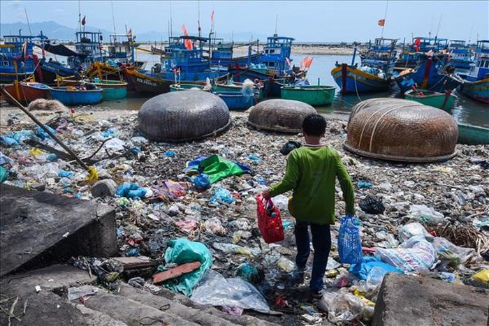 Một tác phẩm tại triển lãm thể hiện thực trạng rác thải nhựa tại bờ biển Việt Nam.