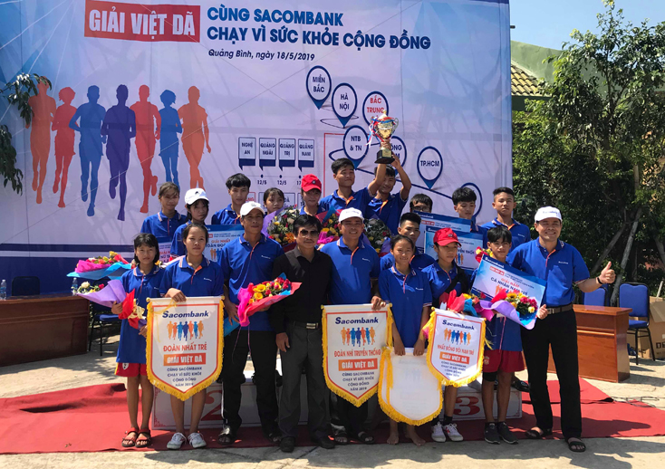 Đoàn thể thao huyện Lệ Thủy tham gia giải việt dã truyền thống tại Vườn quốc gia Phong Nha-Kẻ Bàng.